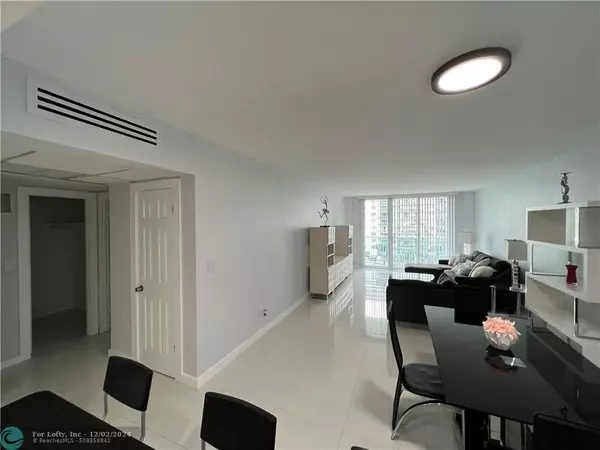 Sunny Isles Beach, FL 33160,19380 Collins Ave  #615