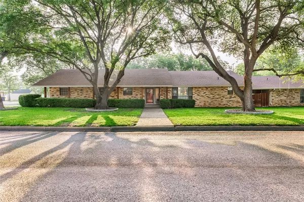 1403 S Pine Street, Brady, TX 76825