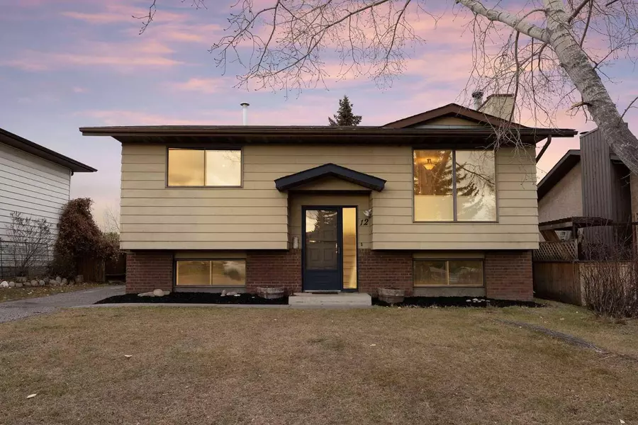 12 Glenport RD, Cochrane, AB T4C 1G8