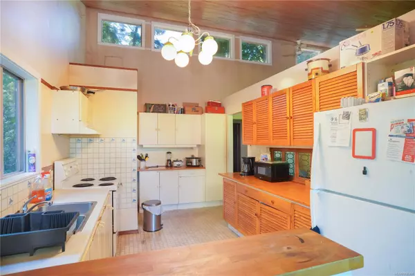 Salt Spring, BC V8K 1K1,136 Mobrae Ave