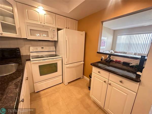 Deerfield Beach, FL 33442,30 Lyndhurst B  #30