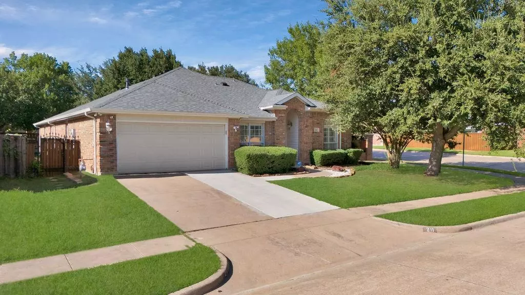 211 Crestview Drive, Arlington, TX 76018