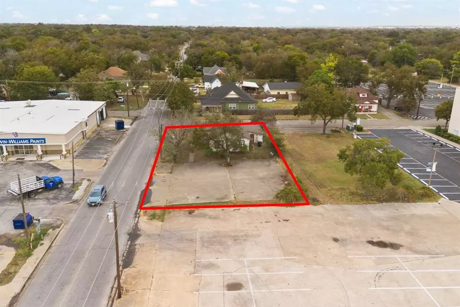 204 N Douglas Avenue, Cleburne, TX 76033