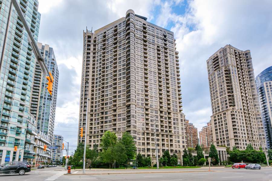 3888 Duke Of York BLVD #827, Mississauga, ON L5B 4P5