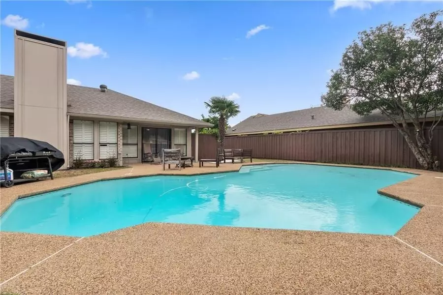 5922 Smoke glass Trail, Dallas, TX 75252