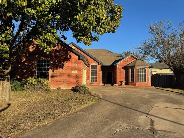 2729 Oak Hollow Drive, Grand Prairie, TX 75052