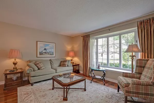 Oakville, ON L6L 5E9,2492 Woburn CRES