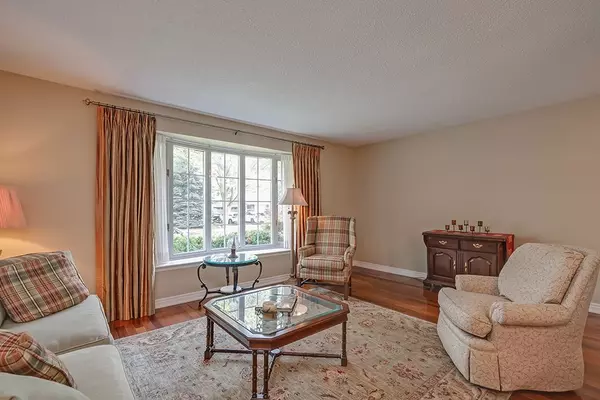 Oakville, ON L6L 5E9,2492 Woburn CRES