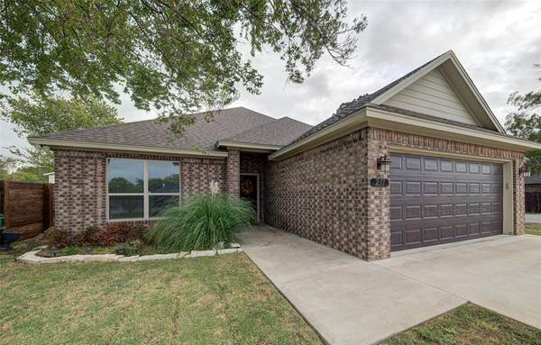 211 E Pine Street, Alvord, TX 76225