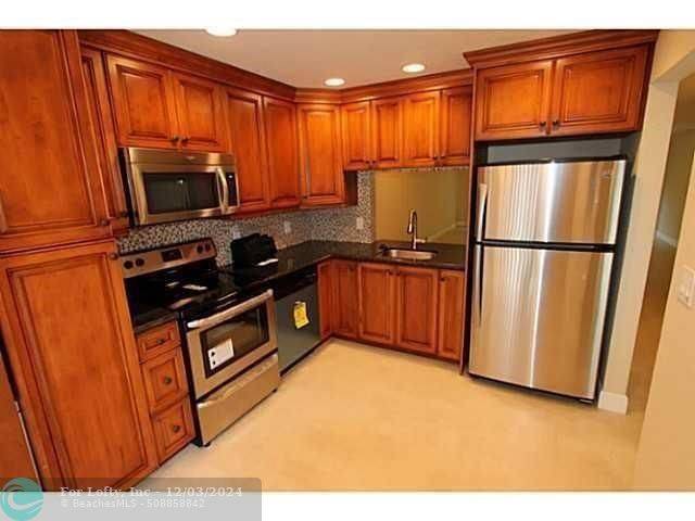 Pompano Beach, FL 33060,140 SE 12TH AVE  #5