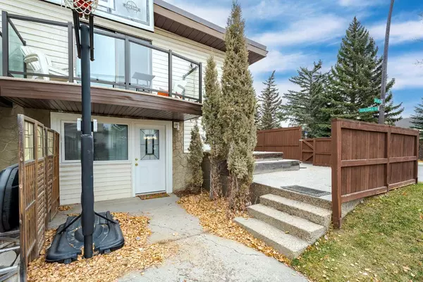 Calgary, AB T3B 4C3,7002 54 AVE NW