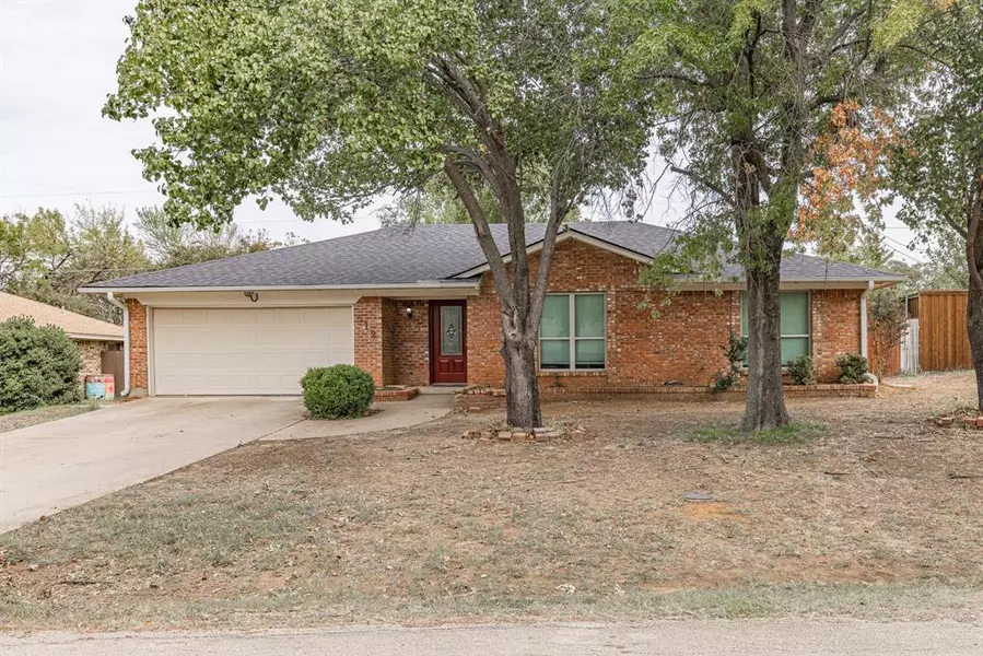 512 Meadowbrook Street, Lake Dallas, TX 75065