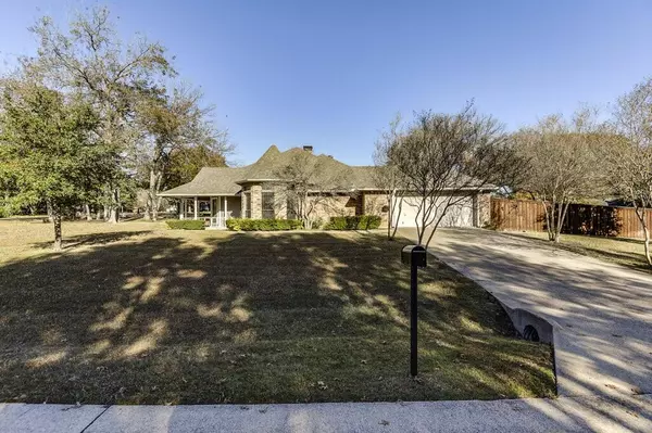 857 Clearwater Drive, Midlothian, TX 76065