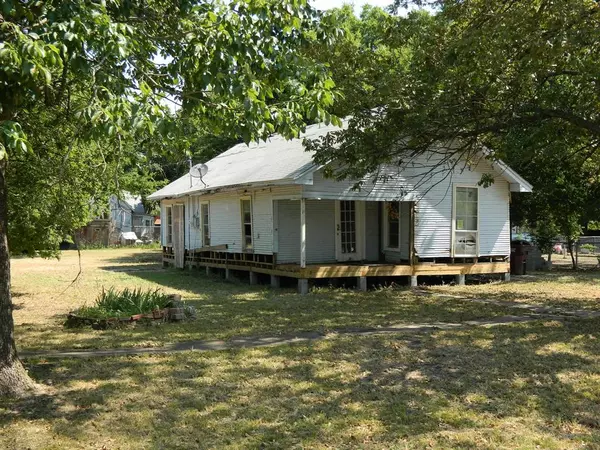 206 E Grayson Street, Leonard, TX 75452