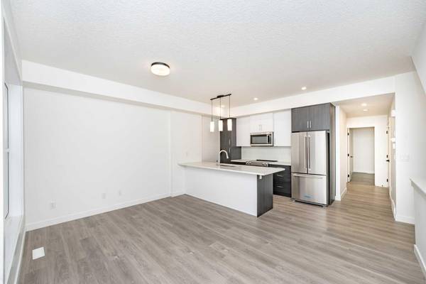 Calgary, AB T3H3V8,2117 81 ST Southwest #130