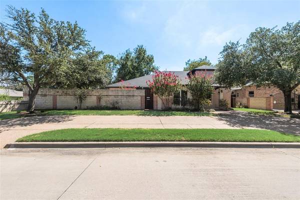 2900 Mistletoe Court, Pantego, TX 76013