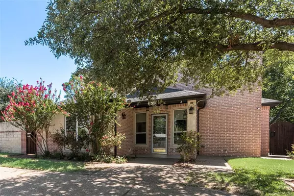 Pantego, TX 76013,2900 Mistletoe Court