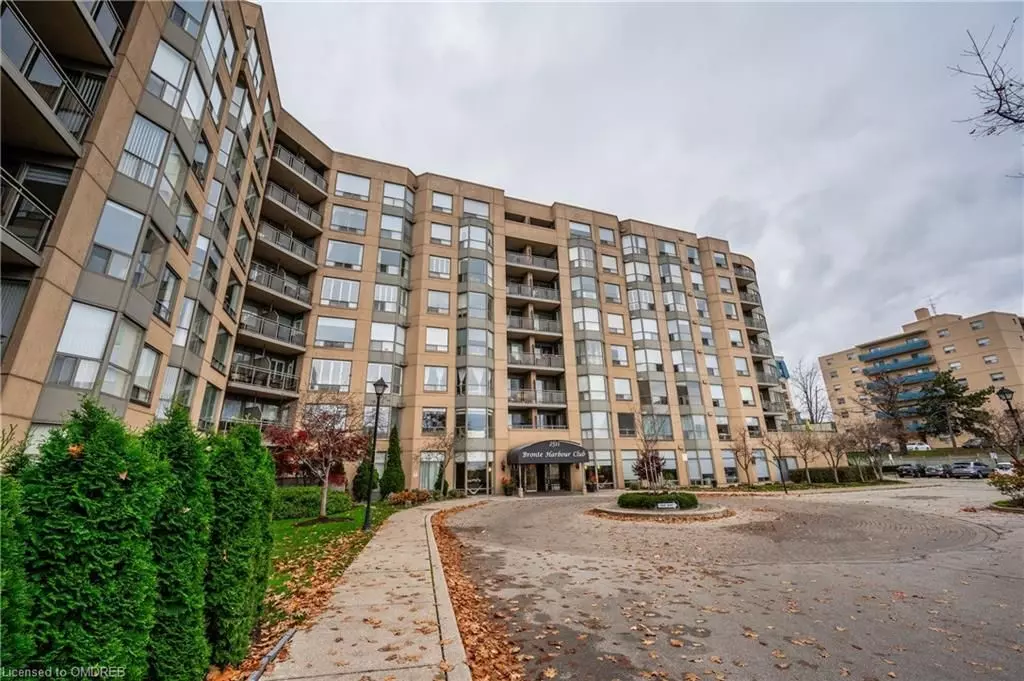 Oakville, ON L6L 6L9,2511 LAKESHORE RD W #108