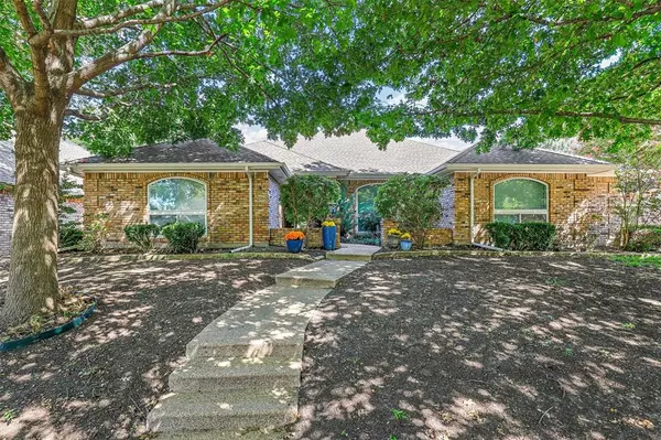 7009 Castle Creek Court, Fort Worth, TX 76132