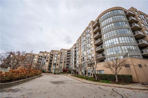 Oakville, ON L6L 6L9,2511 LAKESHORE RD W #108