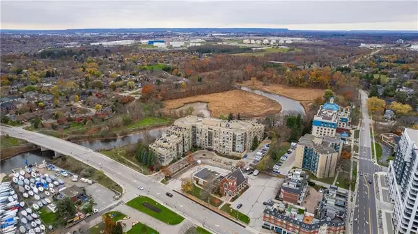 Oakville, ON L6L 6L9,2511 LAKESHORE RD W #108