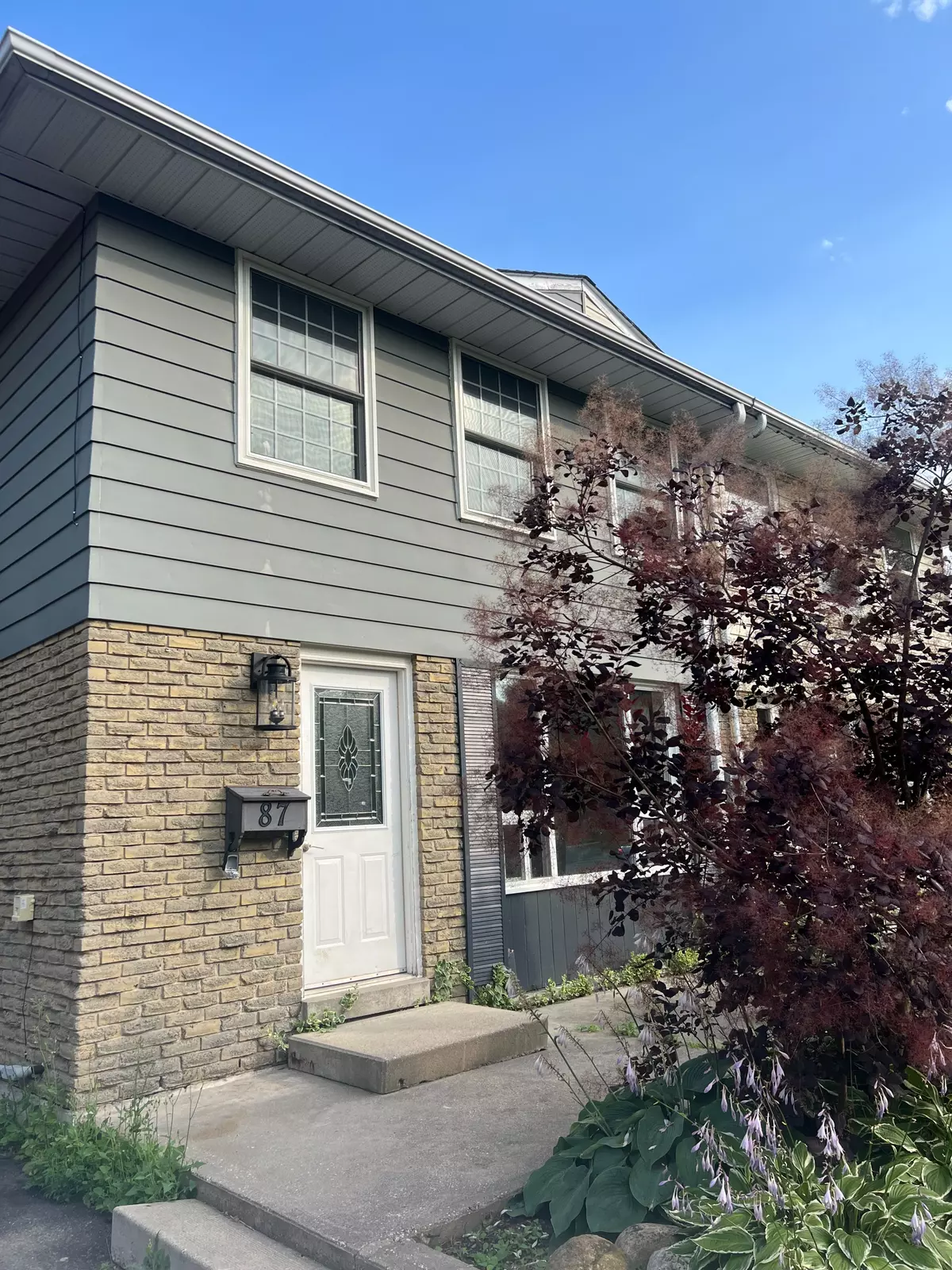 Barrie, ON L4M 2Y7,87 Daphne CRES