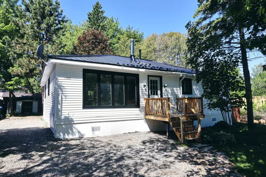 1786 St John RD, Innisfil, ON L0M 1S0