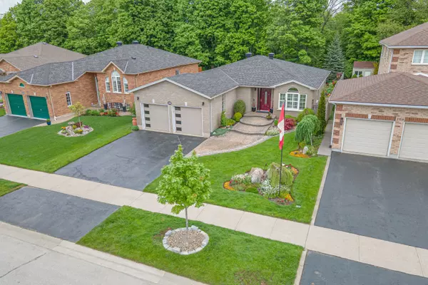 104 Crompton DR, Barrie, ON L4M 6P1