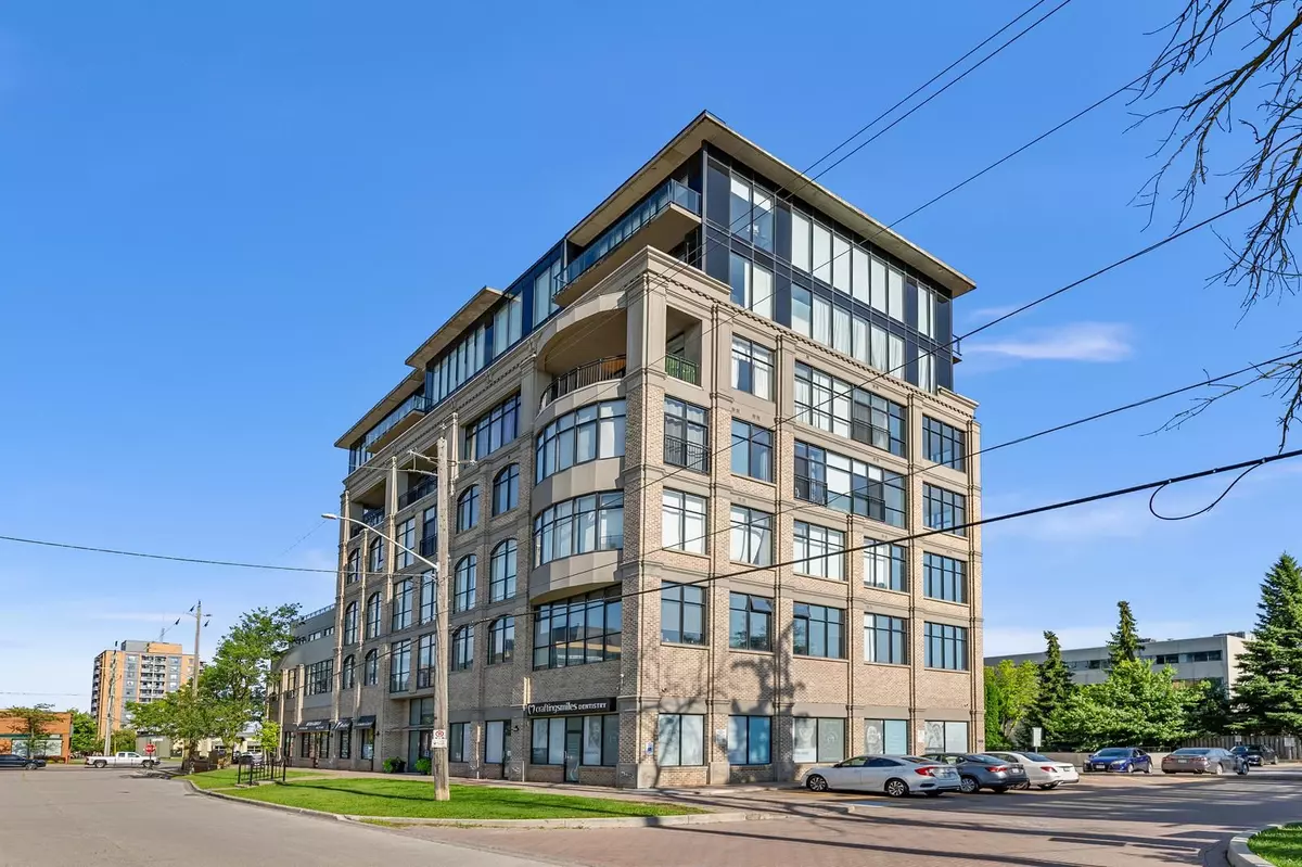 Richmond Hill, ON L4C 3B8,10376 Yonge ST #403