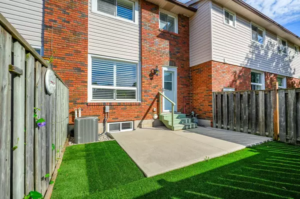 Hamilton, ON L9C 6R8,202 LAVINA CRES #10