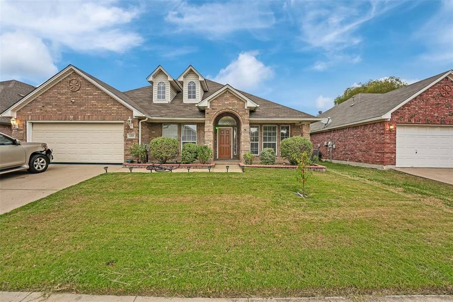 1216 Amesbury Lane, Grand Prairie, TX 75052