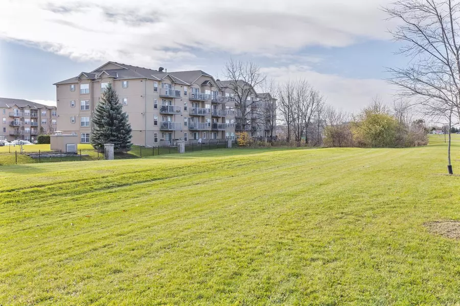 1490 Bishops Gate #314, Oakville, ON L6M 4N3