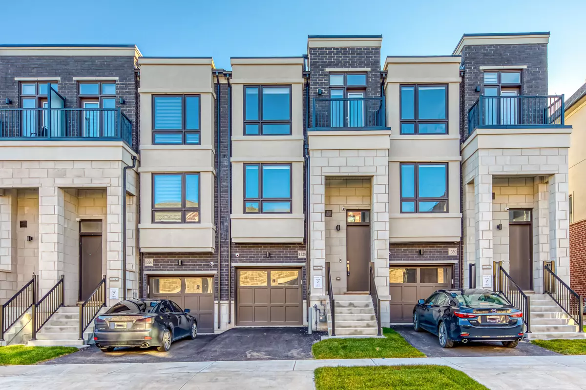 Oakville, ON L6M 4L8,1328 Kobzar DR