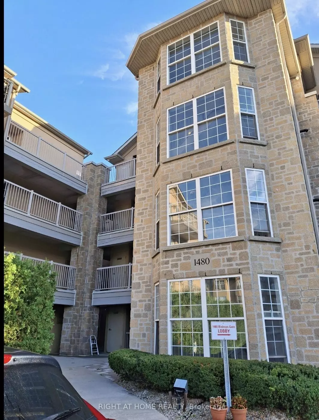 Oakville, ON L6M 4N4,1480 Bishops Gate #108