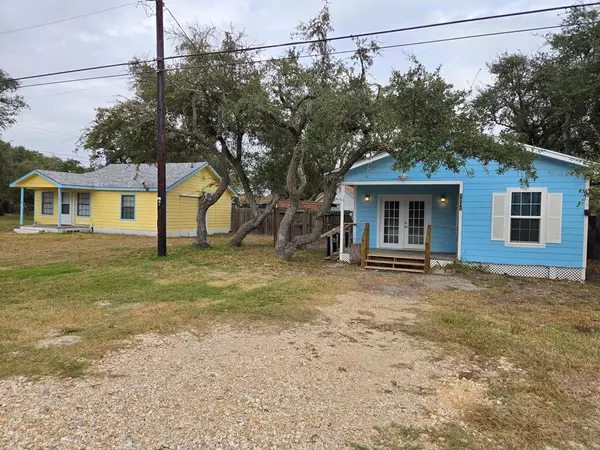 112 E Linden St, Rockport, TX 78382