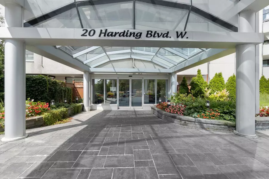 20 Harding BLVD W #810, Richmond Hill, ON L4C 9S4