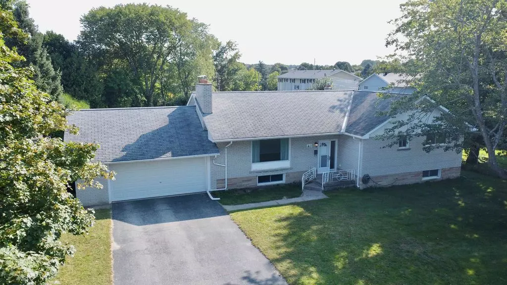 9 Anne ST, Penetanguishene, ON L9M 1K5