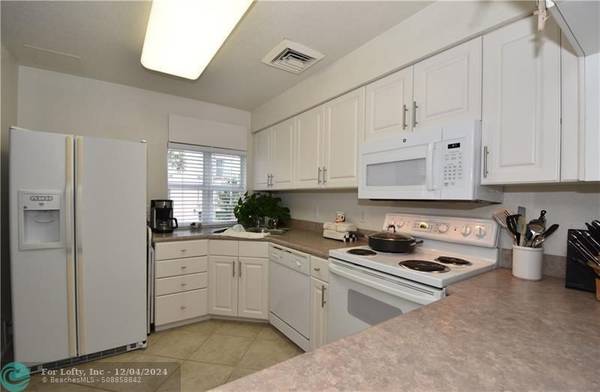 Lauderdale By The Sea, FL 33062,2005 Ocean walk Ter  #303