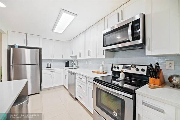 Sunny Isles Beach, FL 33160,19380 Collins Ave  #521