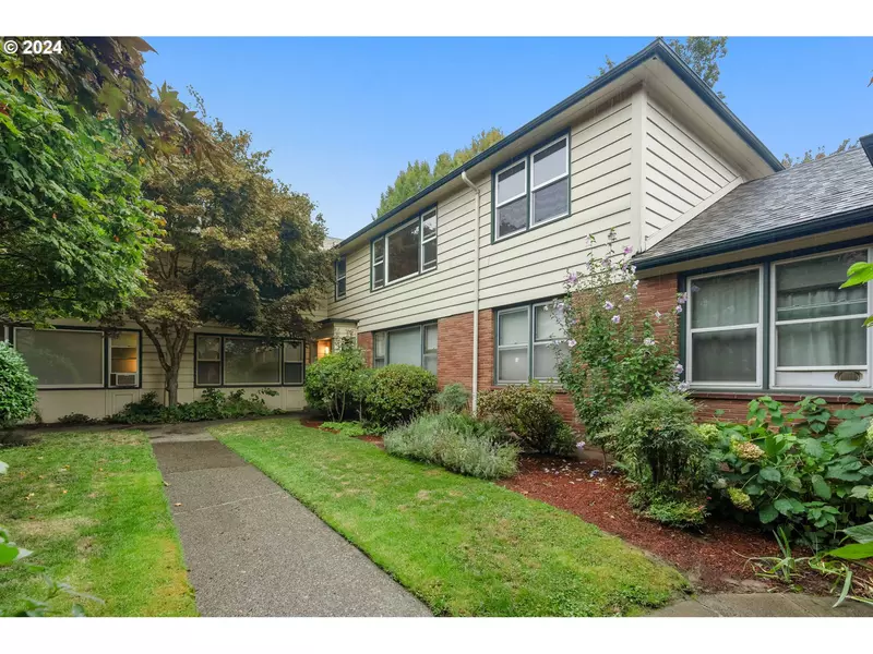 2211 NE HALSEY ST #9, Portland, OR 97232