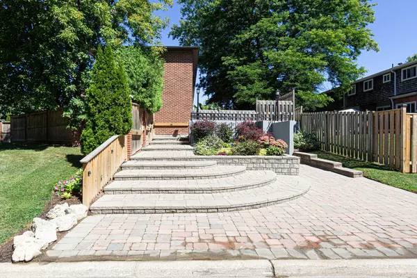 Oakville, ON L6L 1G7,2062 Lakeshore RD W #8