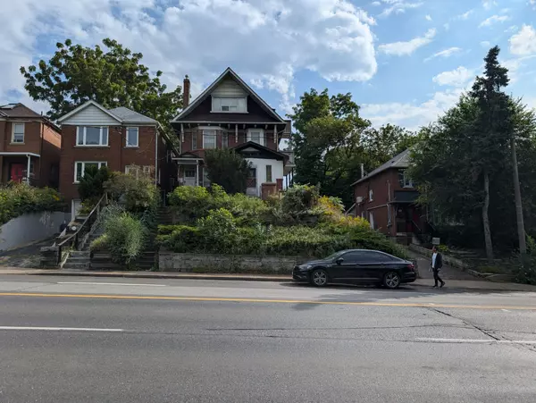 Toronto W01, ON M6R 2Y8,115 Parkside DR