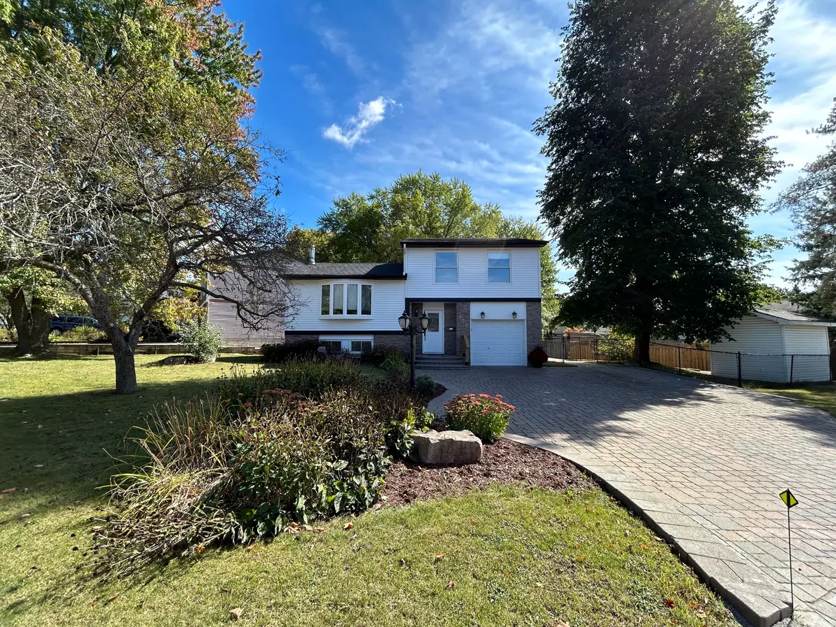 Newmarket, ON L3Y 5J9,832 Boronia CRES