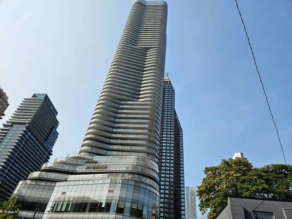 11 Wellesley ST W #4402, Toronto C01, ON M4Y 0G4