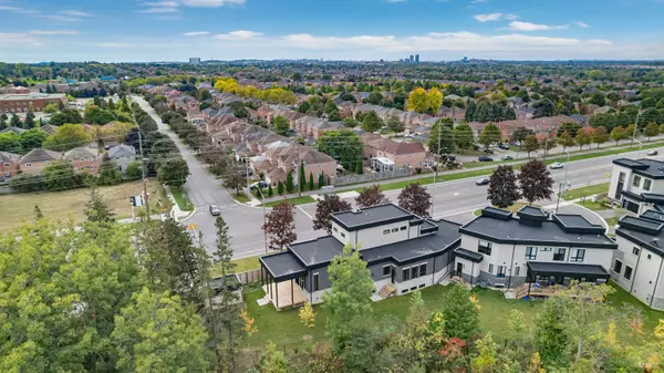 2 Tidmarsh LN, Ajax, ON L1T 4S1