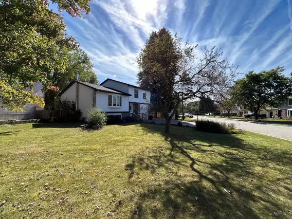 Newmarket, ON L3Y 5J9,832 Boronia CRES