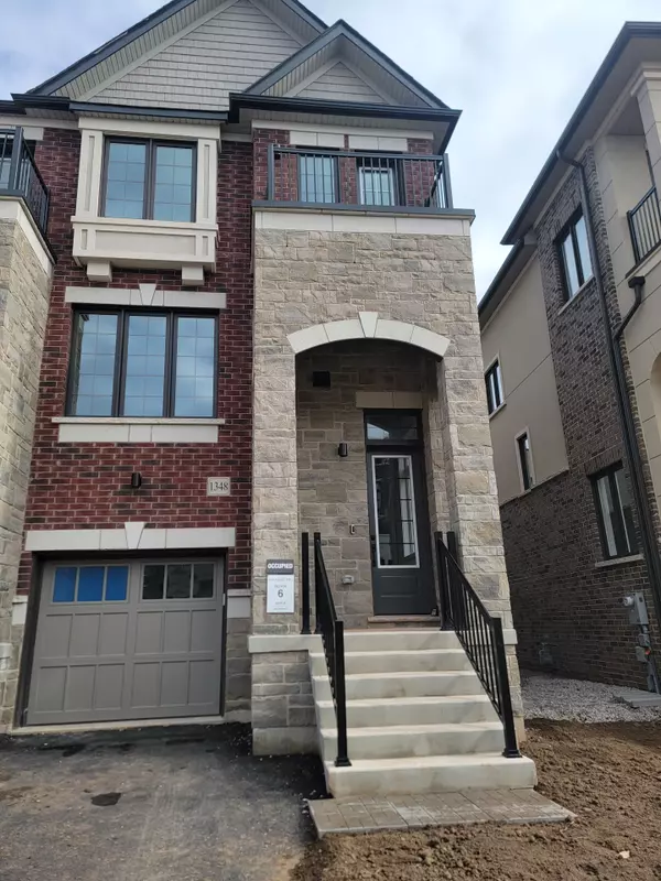 1348 Kobzar DR, Oakville, ON L6M 5R2