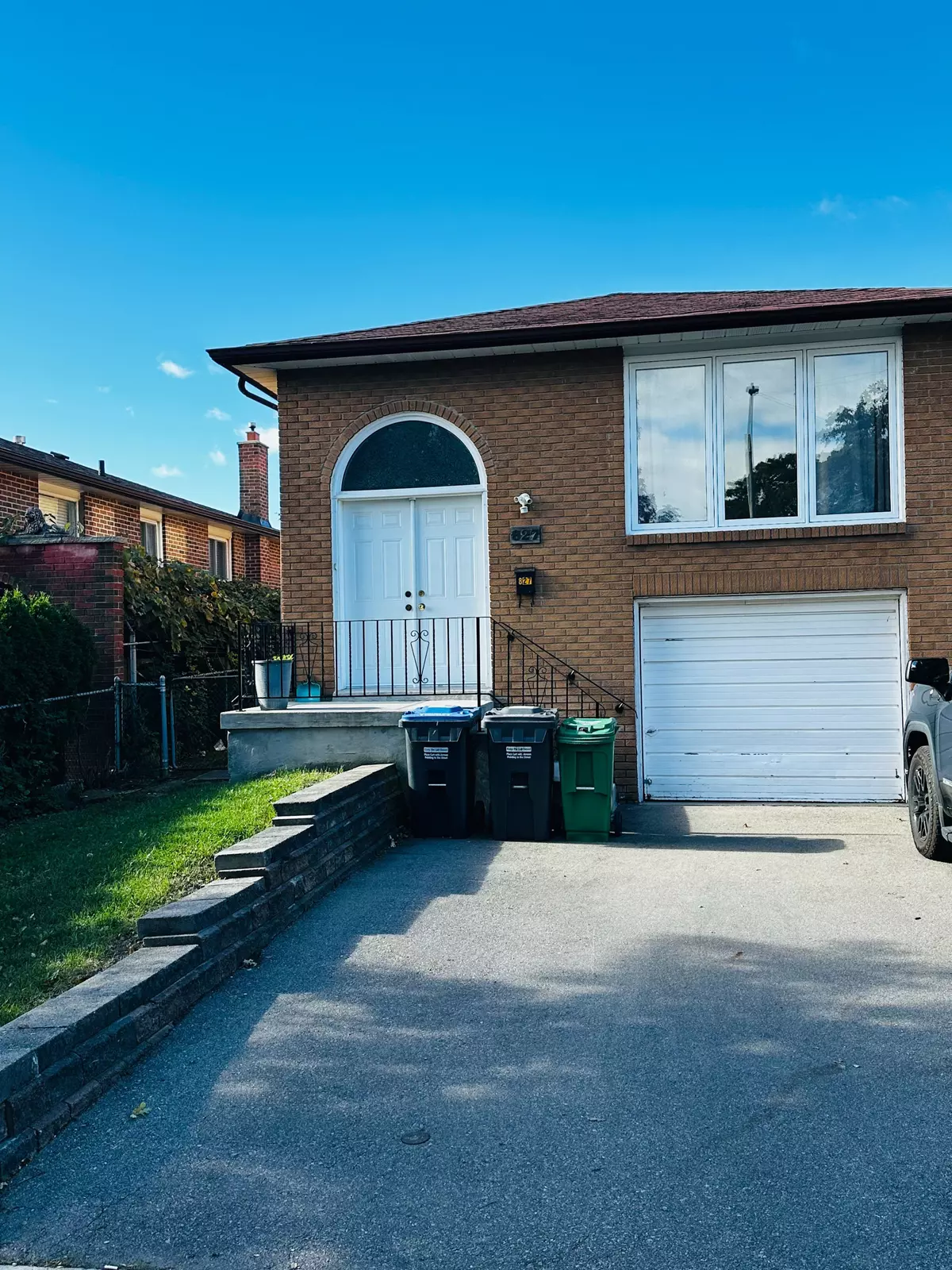 Mississauga, ON L5C 1G2,827 Stainton DR