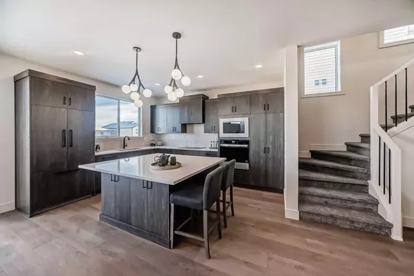 Lethbridge, AB T1J 5V1,749 Violet PL West