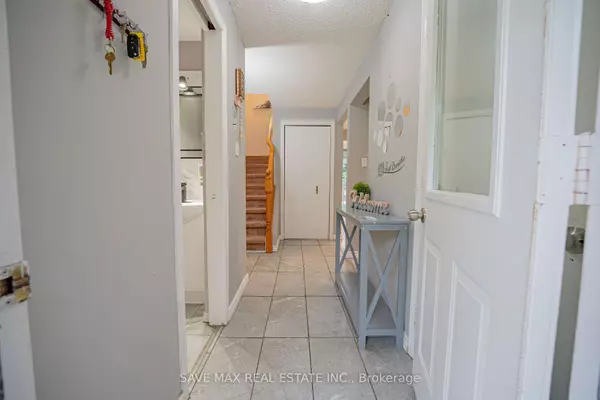 Kitchener, ON N2M 5C1,92 Highland CRES